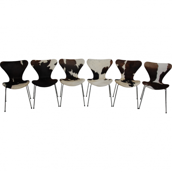 Set with six Arne Jacobsen Seven chairs in cow hide