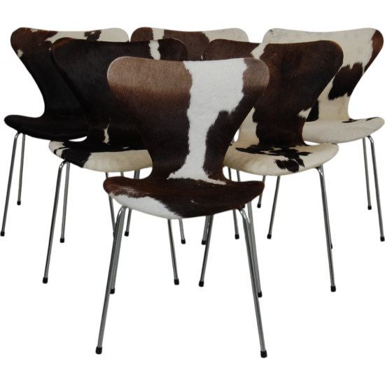 Set with six Arne Jacobsen Seven chairs in cow hide