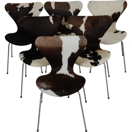 Set with six Arne Jacobsen Seven chairs in cow hide