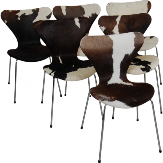 Set with six Arne Jacobsen Seven chairs in cow hide