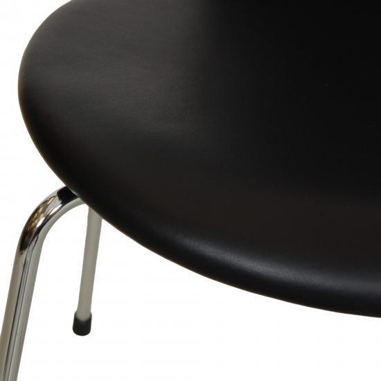 Set Arne Jacobsen Ant chair upholstered in black classic leather (6)