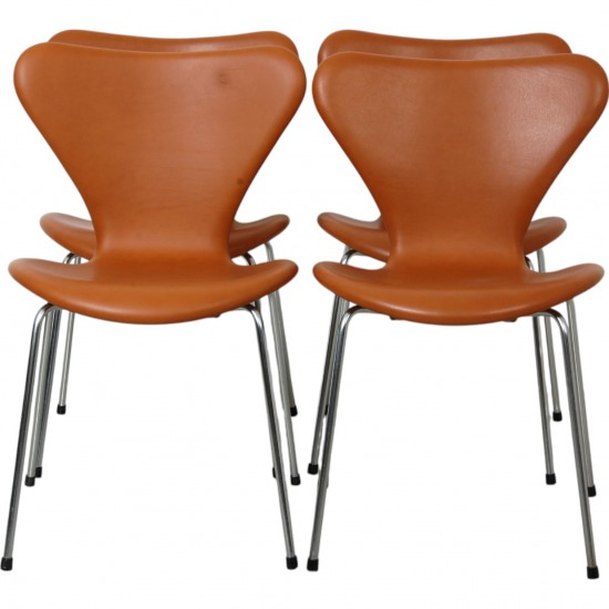 Set of 4 Arne Jacobsen Seven chairs in cognac leather