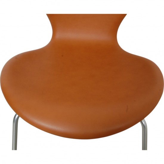 Set of 4 Arne Jacobsen Seven chairs in cognac leather