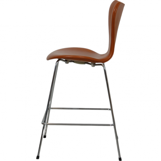 Arne Jacobsen 3187 barstol i cognac læder