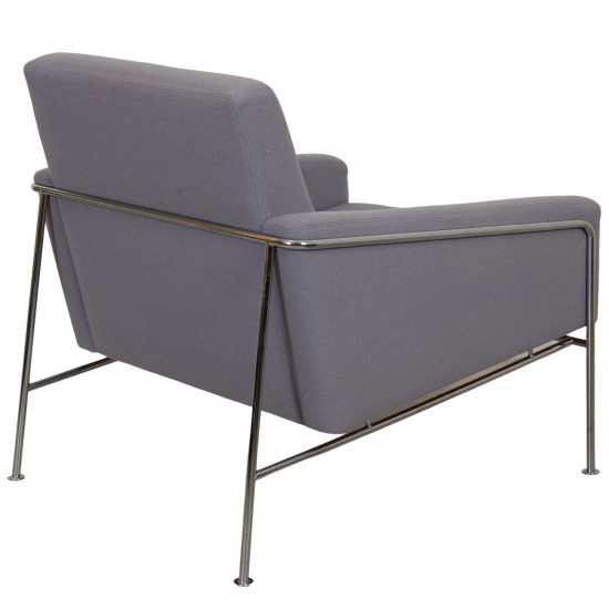 Arne Jacobsen 3301 Airport chair in purple fabric