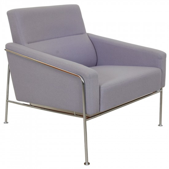 Arne Jacobsen 3301 Airport chair in purple fabric