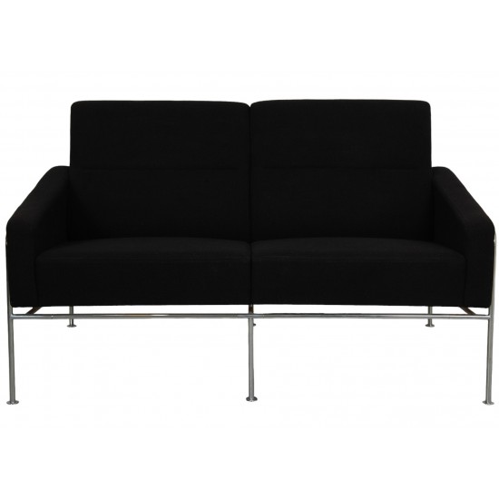 Arne Jacobsen 2-personers 3302 sofa i sort hallingdal stof