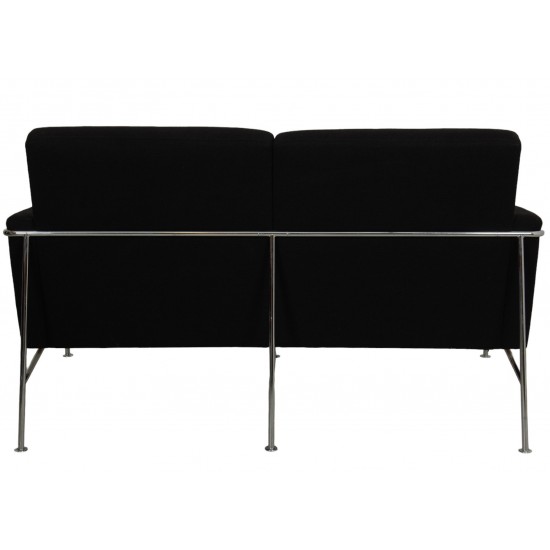 Arne Jacobsen 2-personers 3302 sofa i sort hallingdal stof