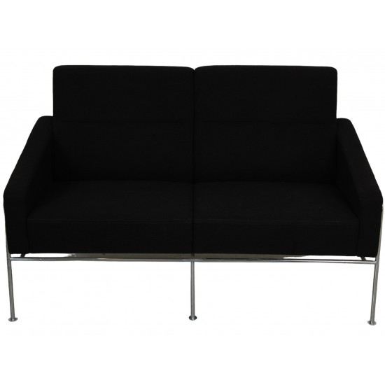 Arne Jacobsen 2-personers 3302 sofa i sort hallingdal stof