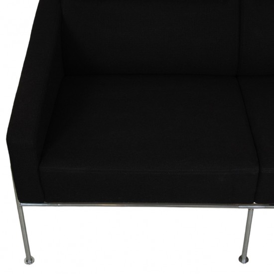 Arne Jacobsen 2.seater 3302 sofa in black hallingdal fabric