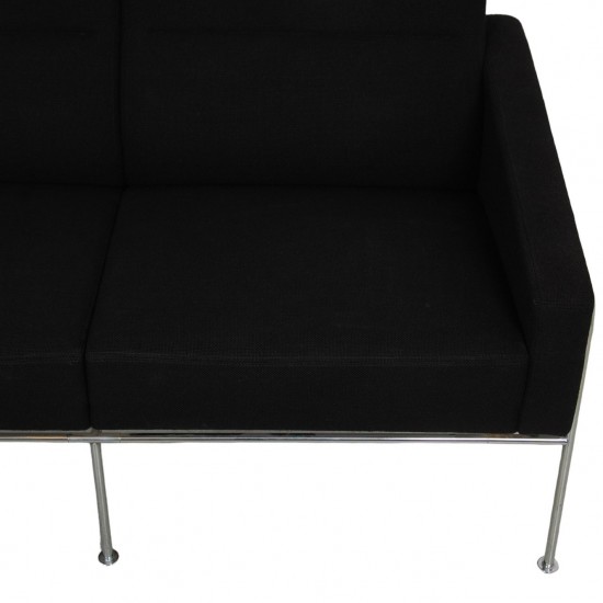 Arne Jacobsen 2.seater 3302 sofa in black hallingdal fabric