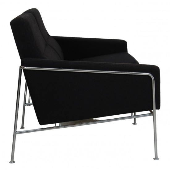 Arne Jacobsen 2.seater 3302 sofa in black hallingdal fabric