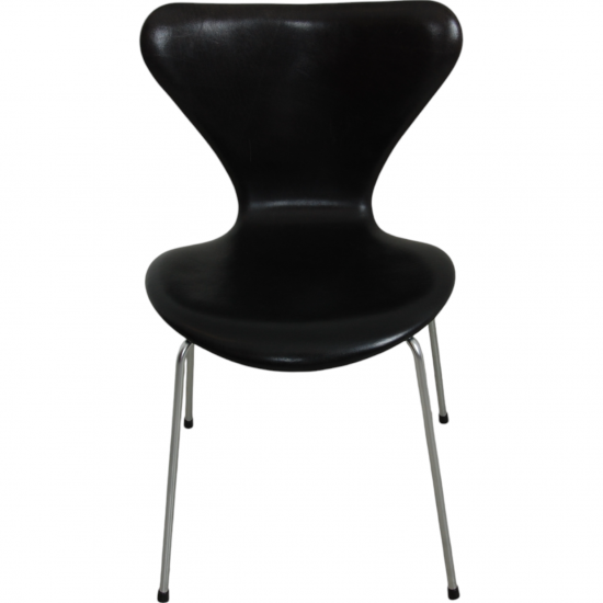 Set of 5 Arne Jacobsen Seven chairs in patinated black anilin leather