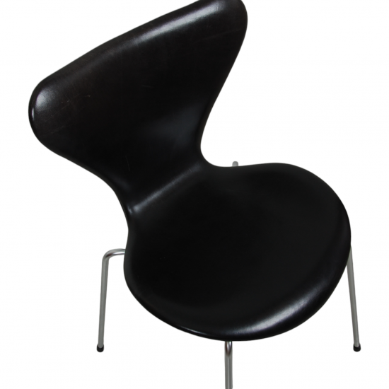 Set of 5 Arne Jacobsen Seven chairs in patinated black anilin leather