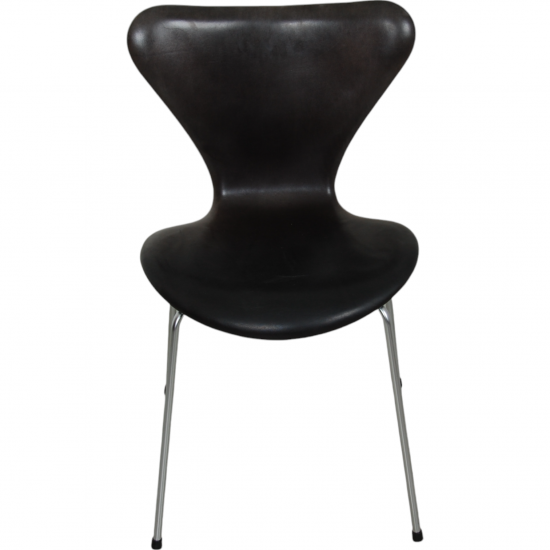 Set of 5 Arne Jacobsen Seven chairs in patinated black anilin leather