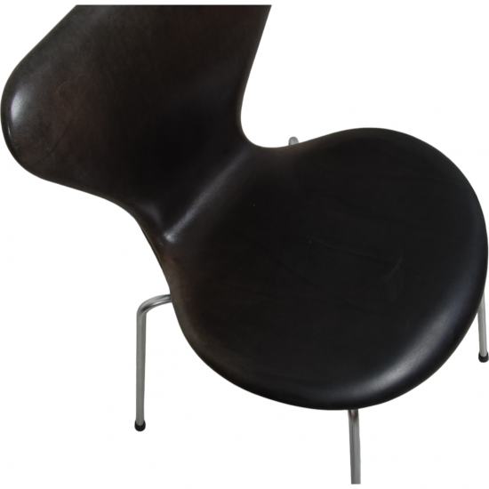 Set of 5 Arne Jacobsen Seven chairs in patinated black anilin leather