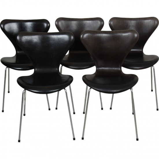 Set of 5 Arne Jacobsen Seven chairs in patinated black anilin leather