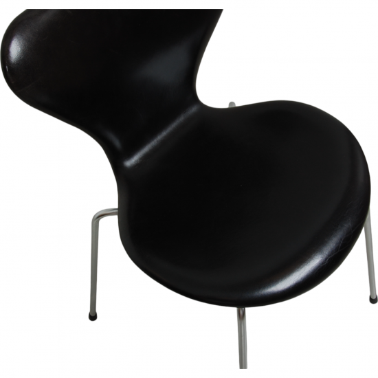 Set of 5 Arne Jacobsen Seven chairs in patinated black anilin leather