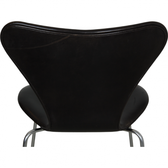 Set of 5 Arne Jacobsen Seven chairs in patinated black anilin leather