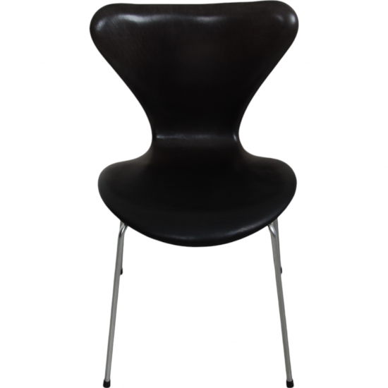 Set of 5 Arne Jacobsen Seven chairs in patinated black anilin leather