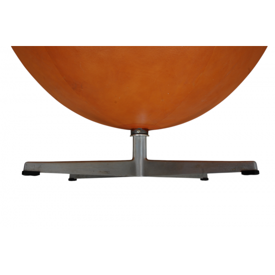 Arne Jacobsen Egg chair in patinated cognac leather