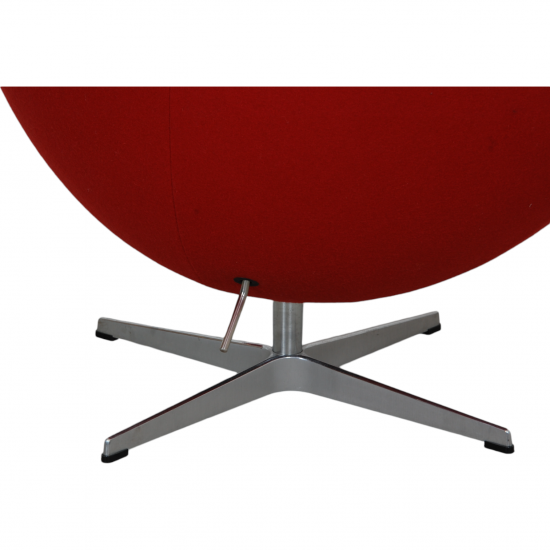 Arne Jacobsen Egg chair in red fabric