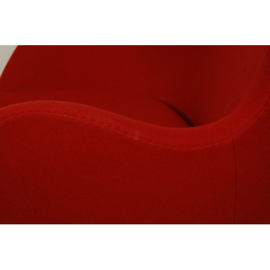 Arne Jacobsen Egg chair in red fabric