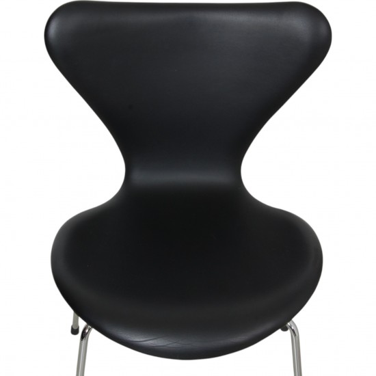 Sæt af fire Arne Jacobsen Syver stole i sort Essential læder