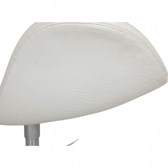 Arne Jacobsen Swan chair in white leather from 2012