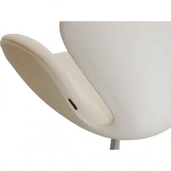 Arne Jacobsen Swan chair in white leather from 2012