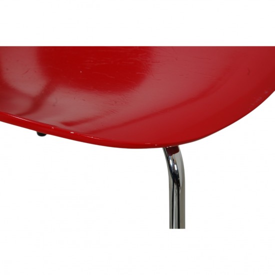 Arne Jacobsen red 3208 Lily chair