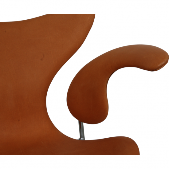 Arne Jacobsen 3208 lilly chair in cognac aniline leather