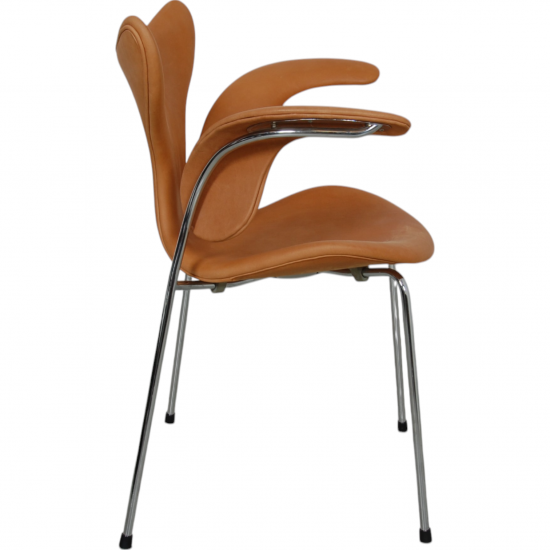 Arne Jacobsen 3208 lilly chair in cognac aniline leather