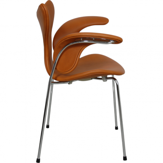 Arne Jacobsen 3208 lilly chair in walnut aniline leather