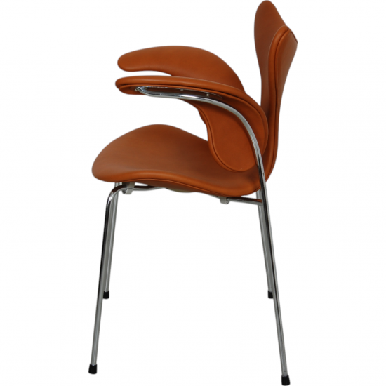 Arne Jacobsen 3208 lilly chair in walnut aniline leather