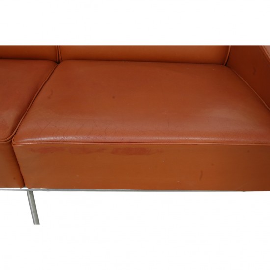 Arne Jacobsen 3303 2.seater sofa in cognac leather