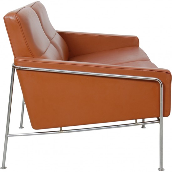 Arne Jacobsen 3303 2.seater sofa in cognac leather