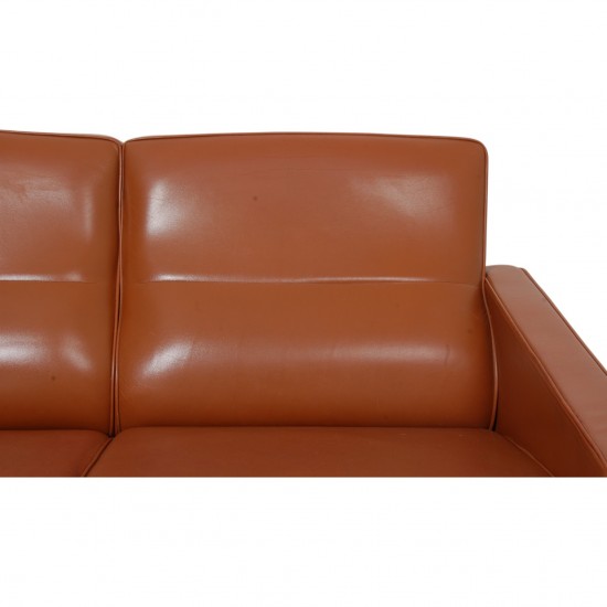 Arne Jacobsen 3303 2.seater sofa in cognac leather