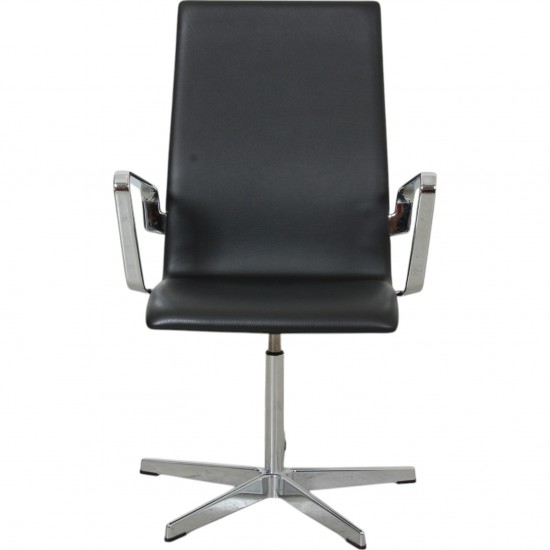 Arne Jacobsen 3273 Oxford chair in black Aura leather