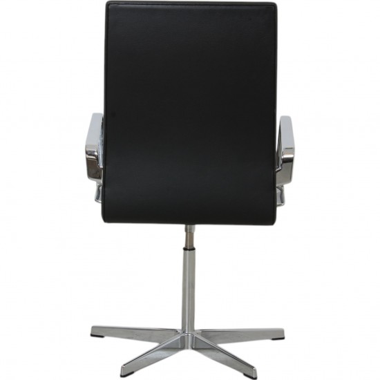 Arne Jacobsen 3273 Oxford chair in black Aura leather