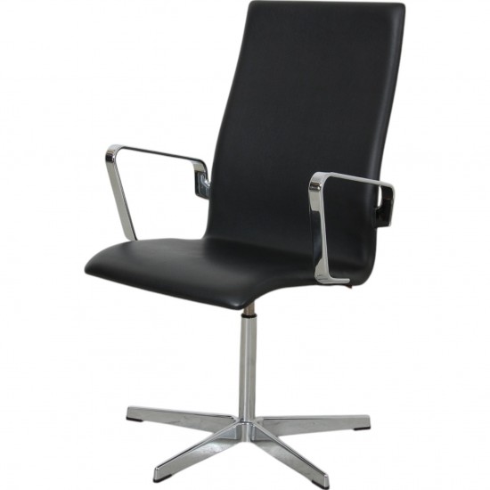 Arne Jacobsen 3273 Oxford chair in black Aura leather