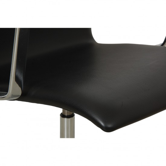 Arne Jacobsen 3273 Oxford chair in black Aura leather