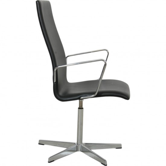 Arne Jacobsen 3273 Oxford chair in black Aura leather