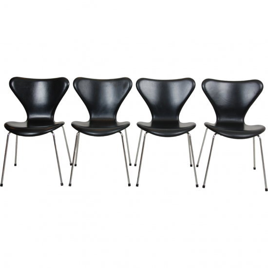 Set of four Arne Jacobsen Seven chairs in black Essential leather