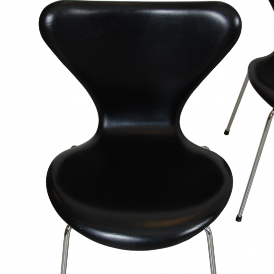 Set of four Arne Jacobsen Seven chairs in black Essential leather