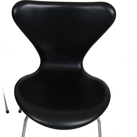 Sæt med fire Arne Jacobsen Syver stole i sort Essential læder