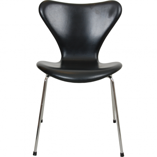 Set of four Arne Jacobsen Seven chairs in black Essential leather