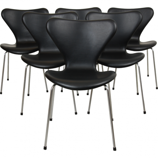 Set of six Arne Jacobsen Seven chairs in black leather