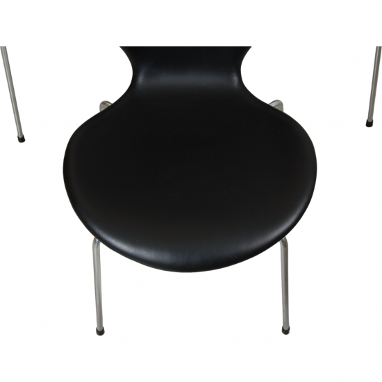 Set of six Arne Jacobsen Seven chairs in black leather