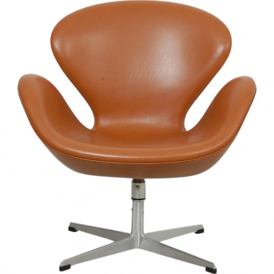 Arne Jacobsen Swan chair in cognac classic leather with tilt